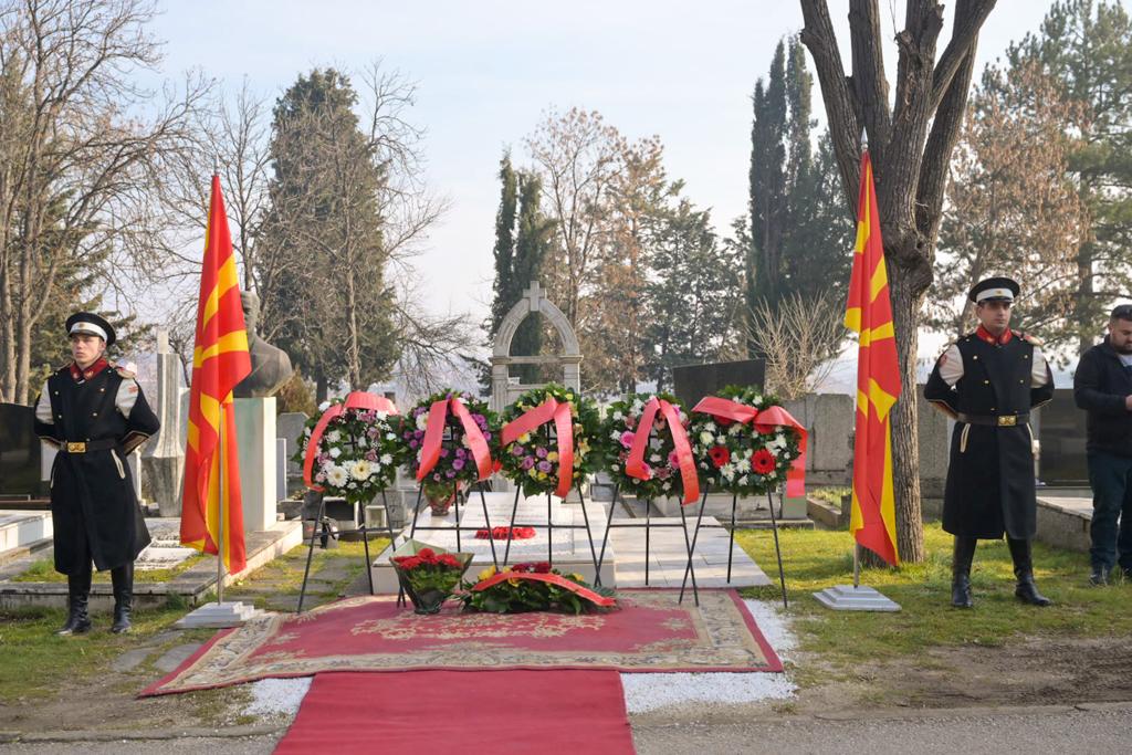 Владина делегација положи цвеќе на вечното почивалиште на Киро Глигоров, еден од најистакнатите градители на современата македонска држава
