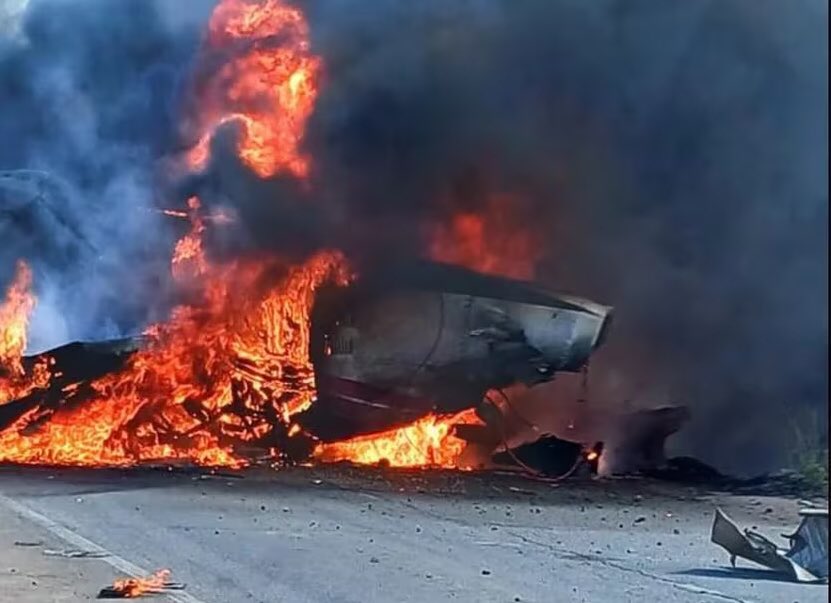 ВИДЕО Моментот кога авион експлодира во воздух и паѓа на автопат