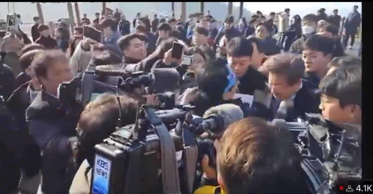 ВИДЕО Лидерот на опозицијата во Јуна Кореја прободен со нож додека држеше прес конференција