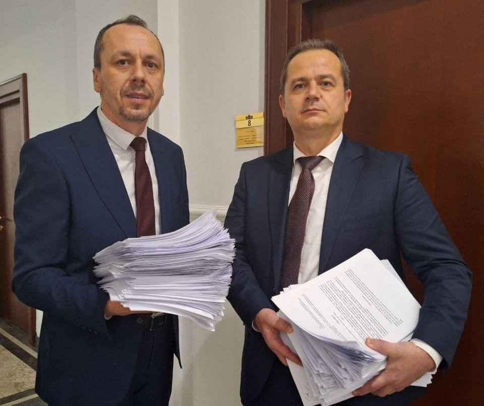 ВМРО-ДПМНЕ го блокира законот со кој вработените во одбраната треба да земат двојно повисоки плати