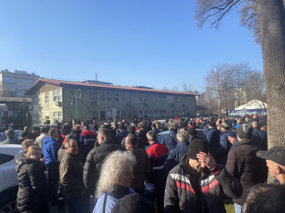 Скопје без јавен и приватен превоз, граѓани чекаат на -3 стравувајќи за работното место