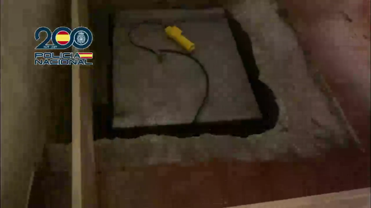 ВИДЕО Скриени под душекот на троседот: Разбиена лабораторија за екстази