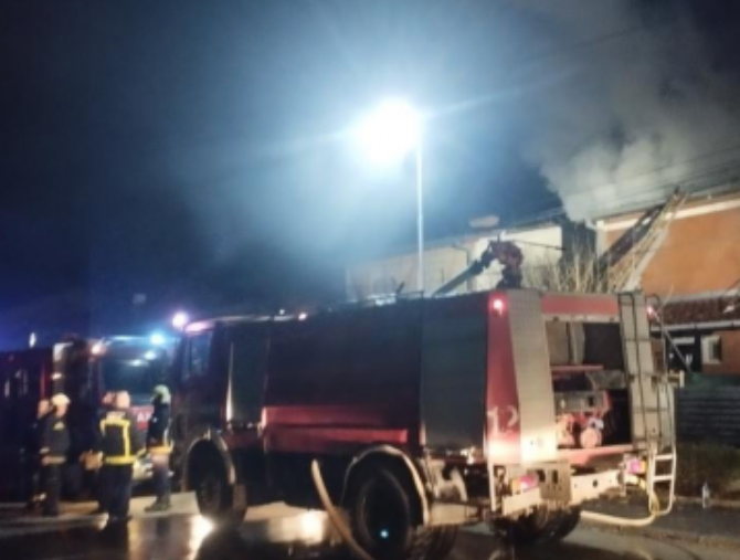 ВИДЕО Пожар во Драчево, зафатени три бараки – пожарникари се борат со пламените јазици