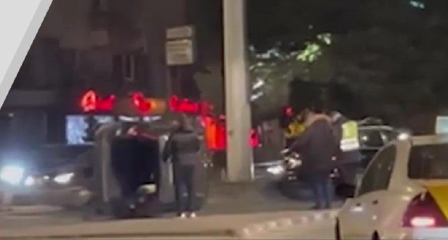 ВИДЕО: Несреќа кај Соборна, возило превртено – полицијата на терен!