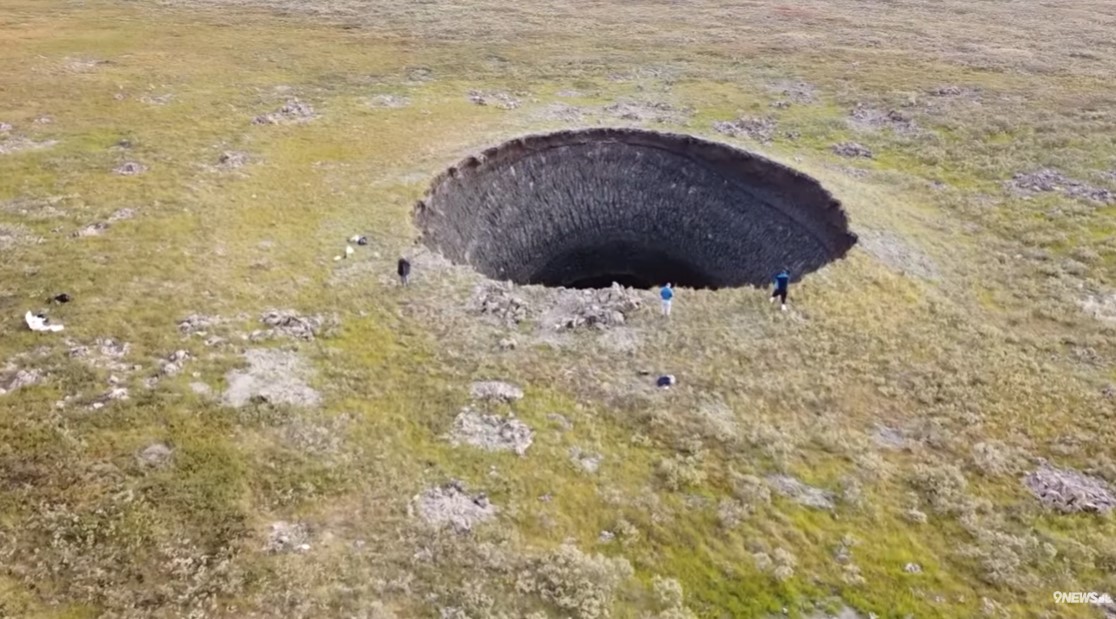 ВИДЕО Што се крие во мистериозните кратери кои шират СТРАВ низ Русија?