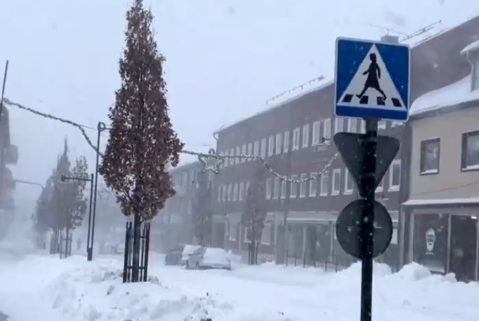 Европа на удар: Најмалку две лица загинаа, во Шведска измерени неверојатни -43 степени, спасувачките тимови на нозе!