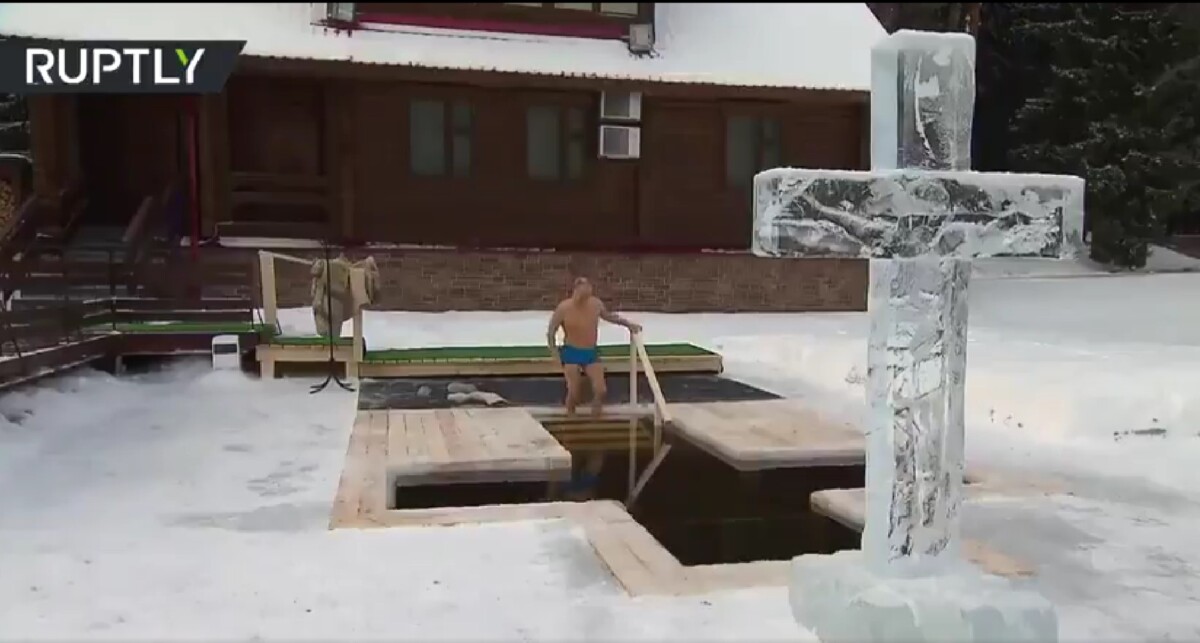ВИДЕО: Путин традиционално влезе во ледената вода по повод Богојавление