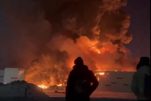 ВИДЕО Санкт Петербург во облак од црн чад: Изгореа 70.000 метри квадратни