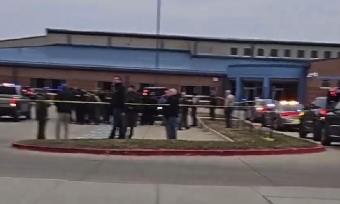 ВИДЕО Пукање во средно училиште во Ајова, пет амбулантни возила на терен