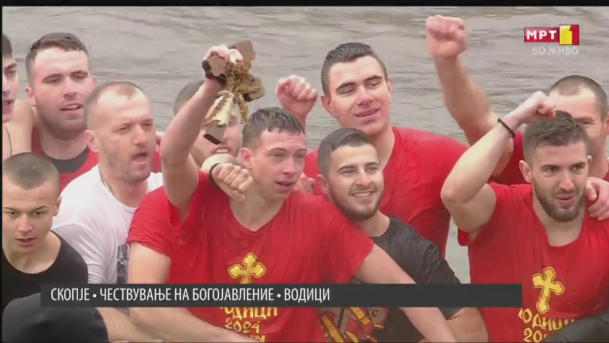 17 годишник Ѓорѓи Николовски прв до светиот крст во водите на Вардар во Скопје