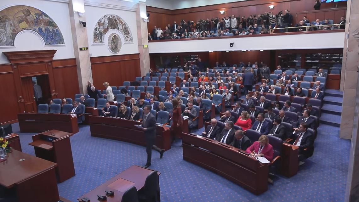 Осум пратеници пријавени за дискусија, пратениците од ВМРО-ДПМНЕ ја напуштија салата „Македонија“
