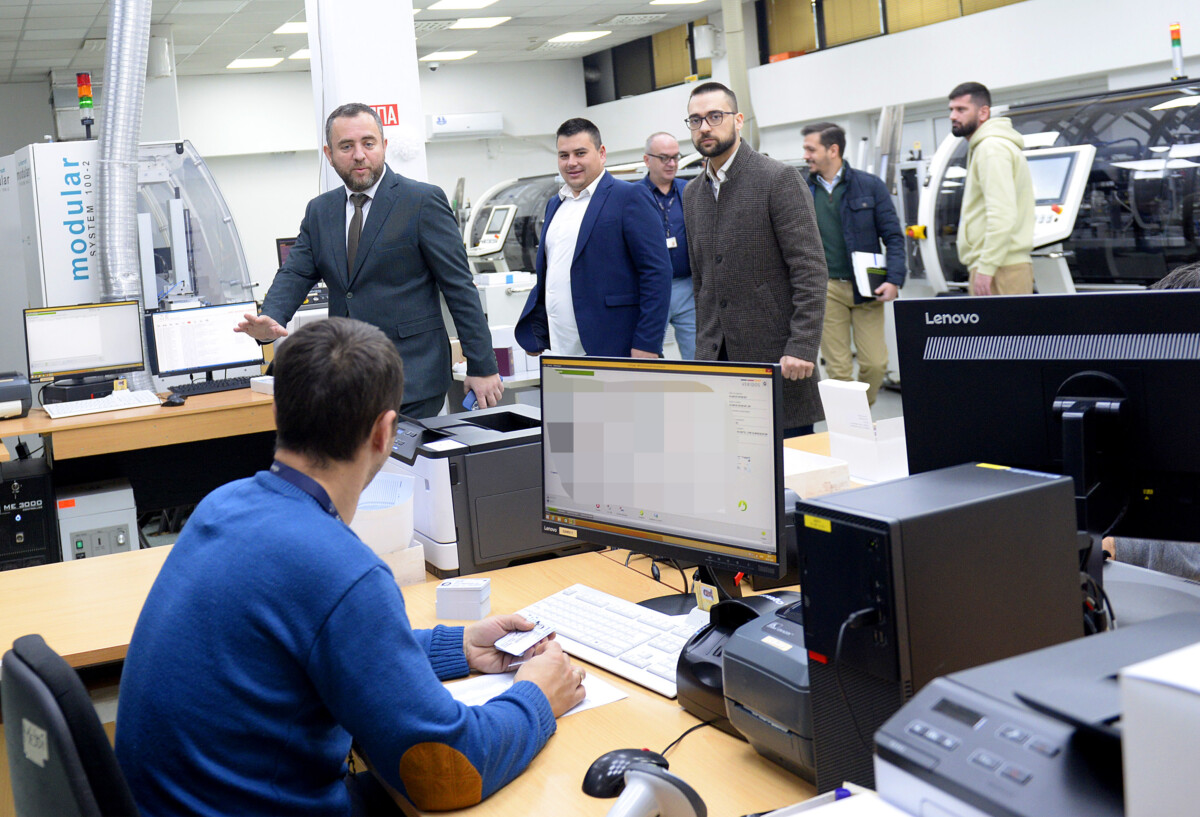 Тошковски во посета на отсекот за персонализација на лични документи