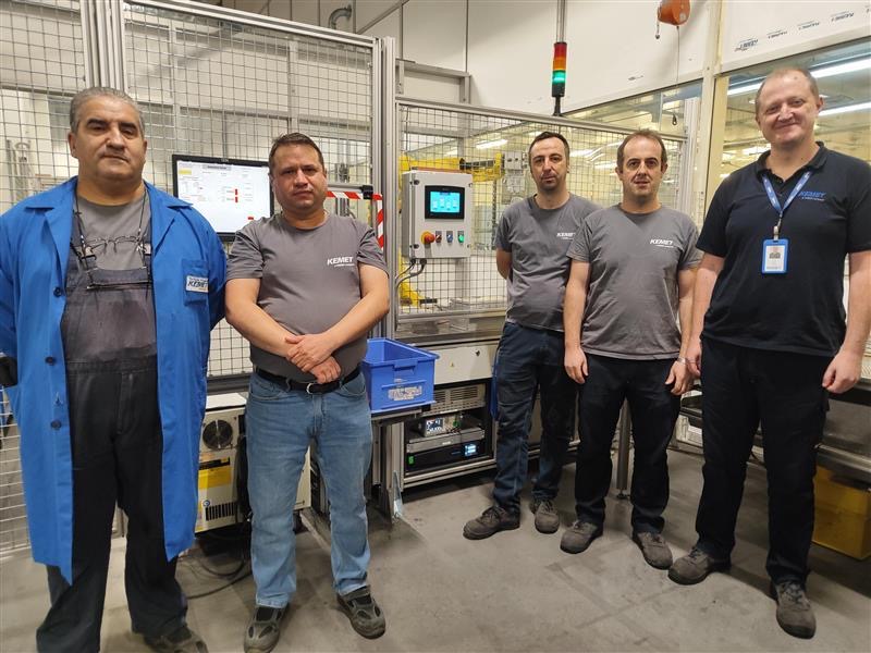 КЕМЕТ Eлектроникс Македонија воведе автоматизирана машина со робот креирана од тим од македонски инженери