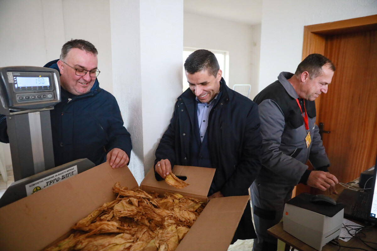 Николовски од Прилеп по средбата со откупувачите на тутун: Тутунарите утре добиваат анаекси на договорите, со зголемена цена од 365 денари на целокупната предадена количина тутун