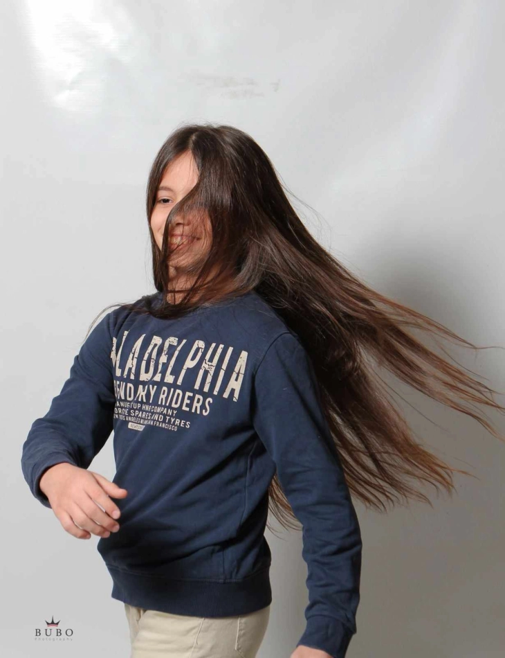 Момче од Неготино ја растеше косата седум години и сега ја донира за перика за деца болни од рак