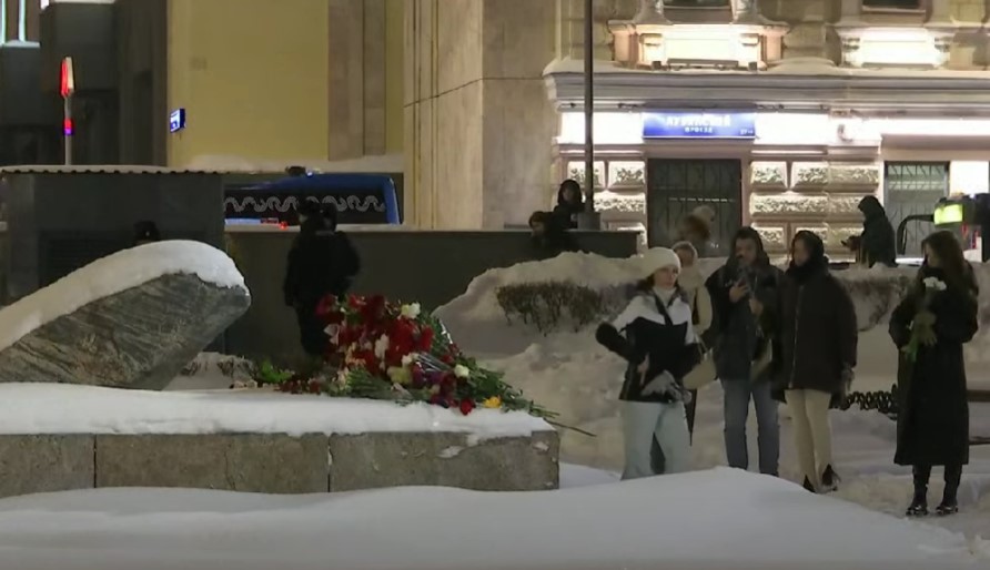 ВИДЕО Русите положуваат цвеќе за Навални во Москва