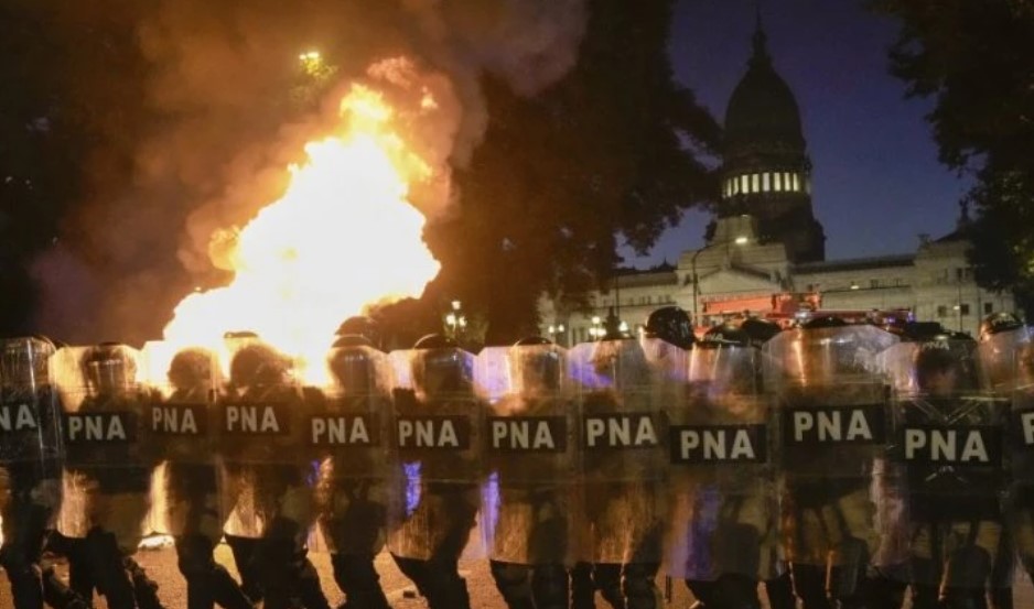 ХАОС ВО БУЕНОС АИРЕС: Тековни протести против РЕФОРМИТЕ – десетици повредени