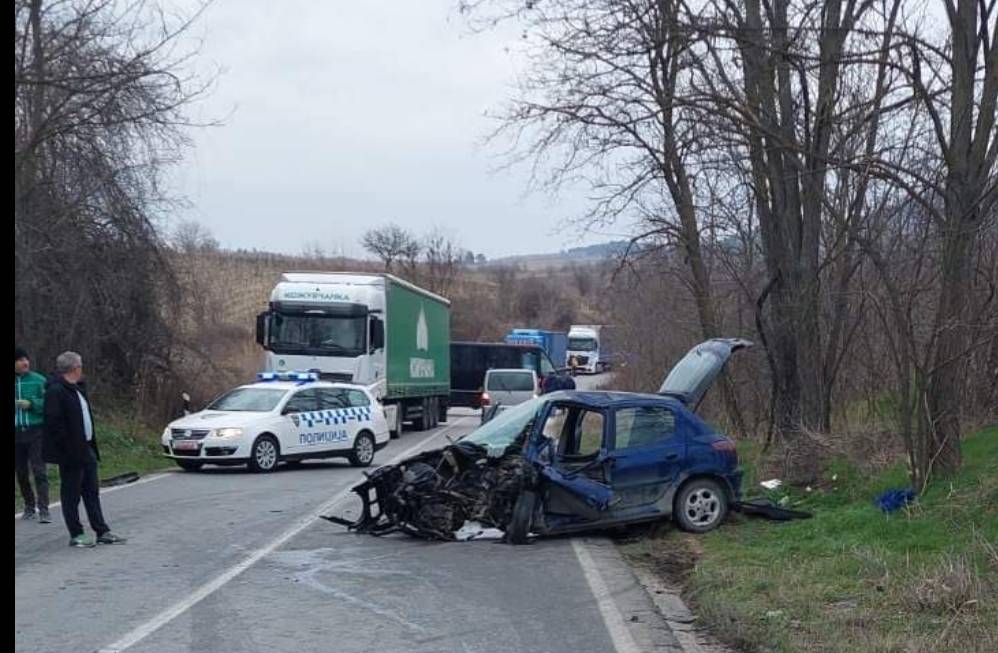 ФОТО: Тешка сообраќајна несреќа кај Росоман, директен судар на два автомобили