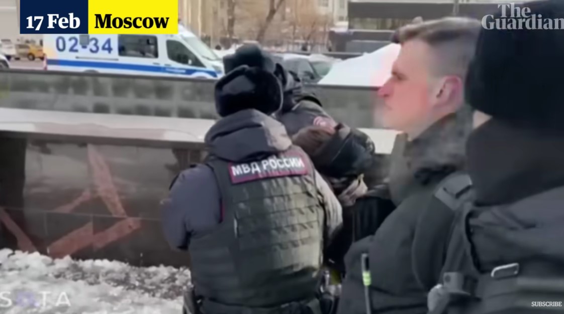 Напаѓаат и насилно ги одземаат луѓето кои протестираат за смртта на Навални: Погледнете ја бруталноста на полицијата на Путин во 2 снимки, уапсени над 400 луѓе