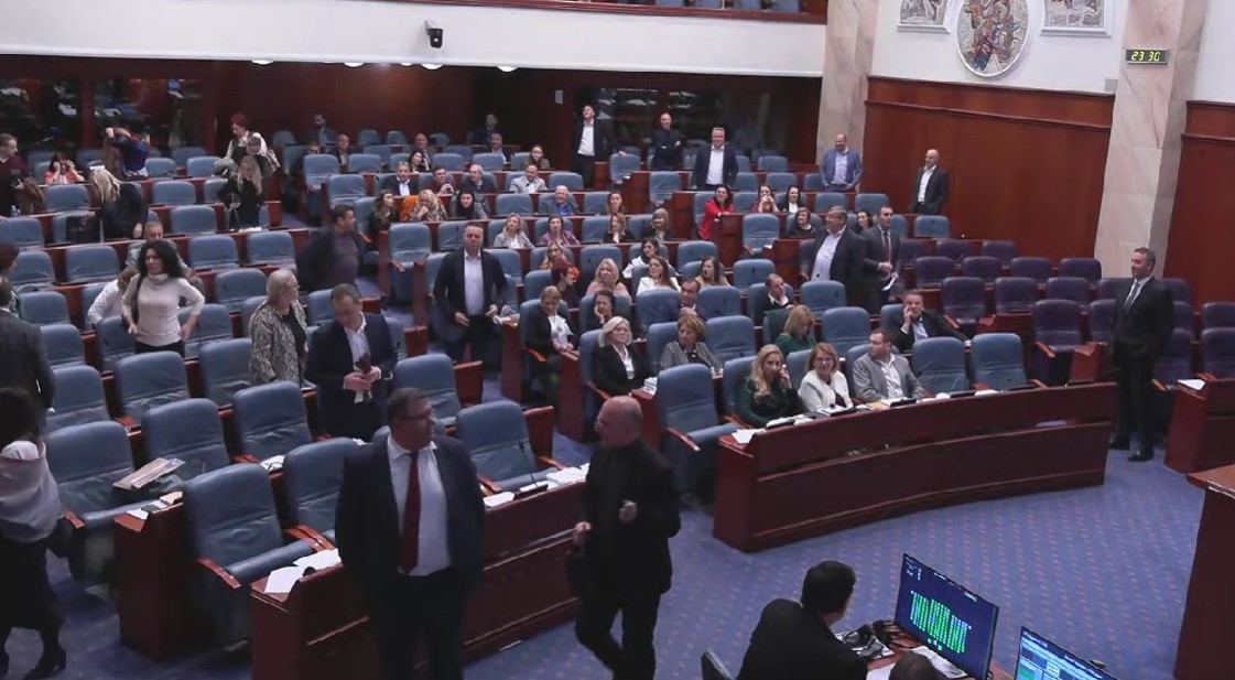 ВМРО-ДПМНЕ ја напуштија собраниската седница: Ќе ги оставиме ДУИ и измеќарите од СДСМ да ракоплескаат сами на разрешувањето!