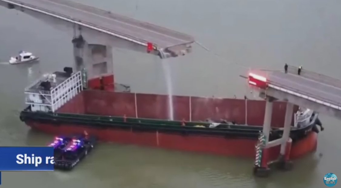 ВИДЕО ХОРОР ВО КИНА: Се урна мост, возила паднаа во вода, има загинати…
