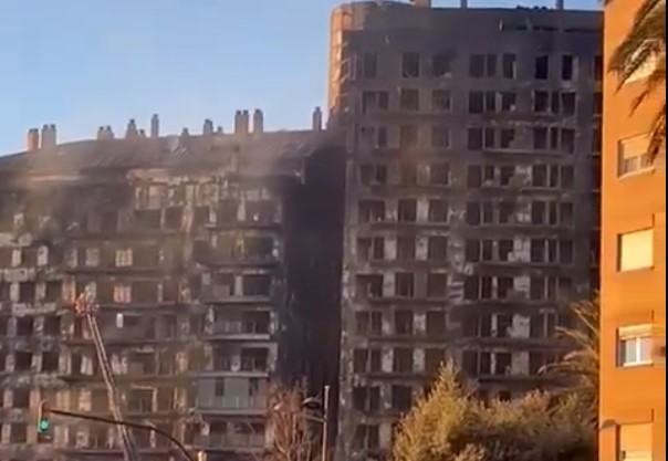 Црнила и саѓи: Како изгледа ЗГРАДАТА ОД ПЕКОЛОТ во Валенсија ден по пожарот