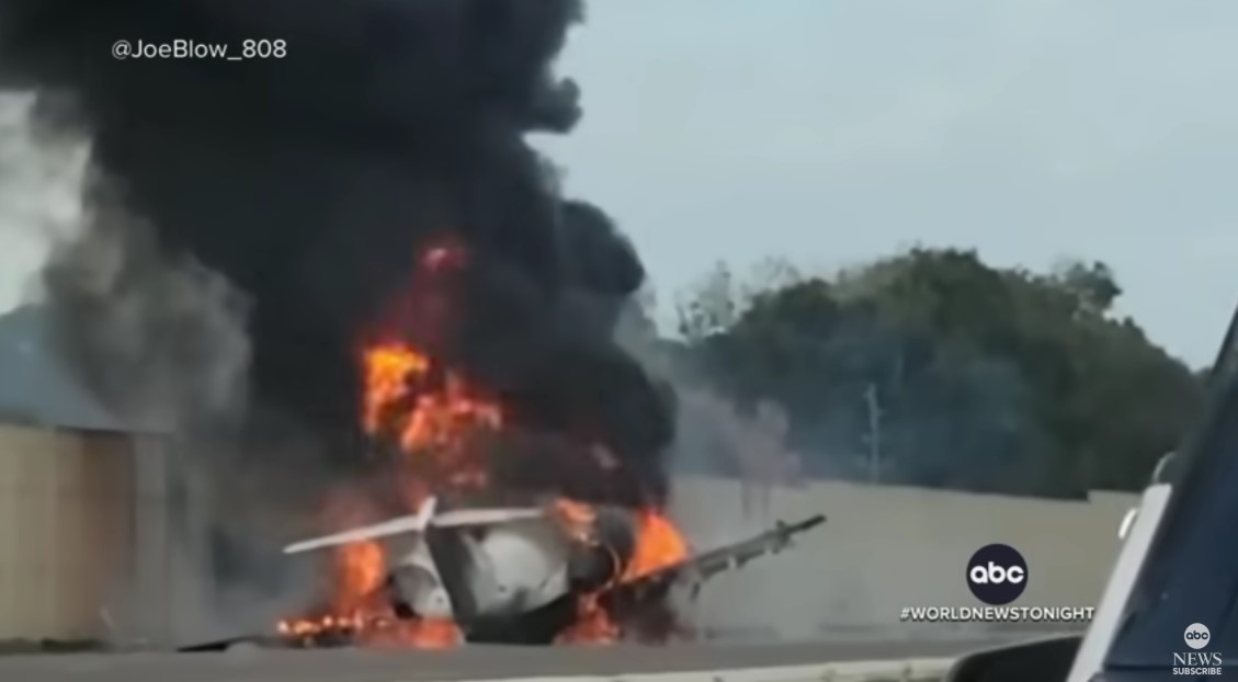 ВИДЕО Авионот се урнал на автопат во САД и удрил во автомобили, има жртви