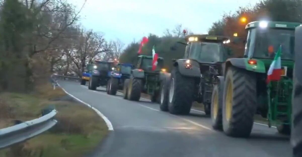 Се шири побуна во Европа: Конвој трактори одат кон Рим, фармери со крави шетаа низ Милано