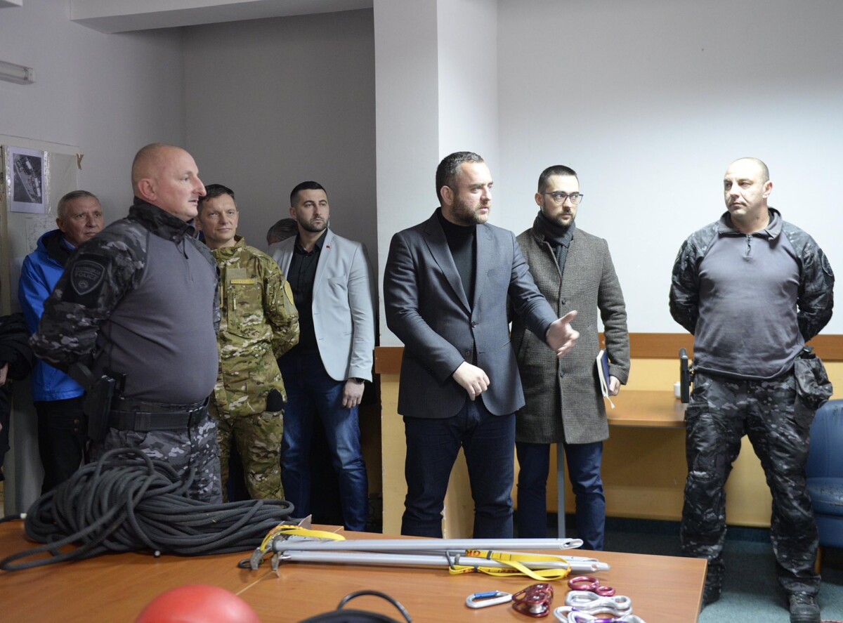 Тошковски ги посети семејствата на загинатите бранители кои престојуваат во одмoралиштето на МВР во Пониква