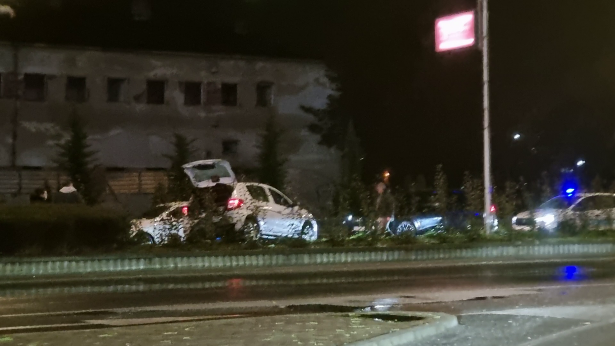 ВИДЕО Италијански автомобил заврши на жардењера во Скопје по тешка сообраќајна несреќа