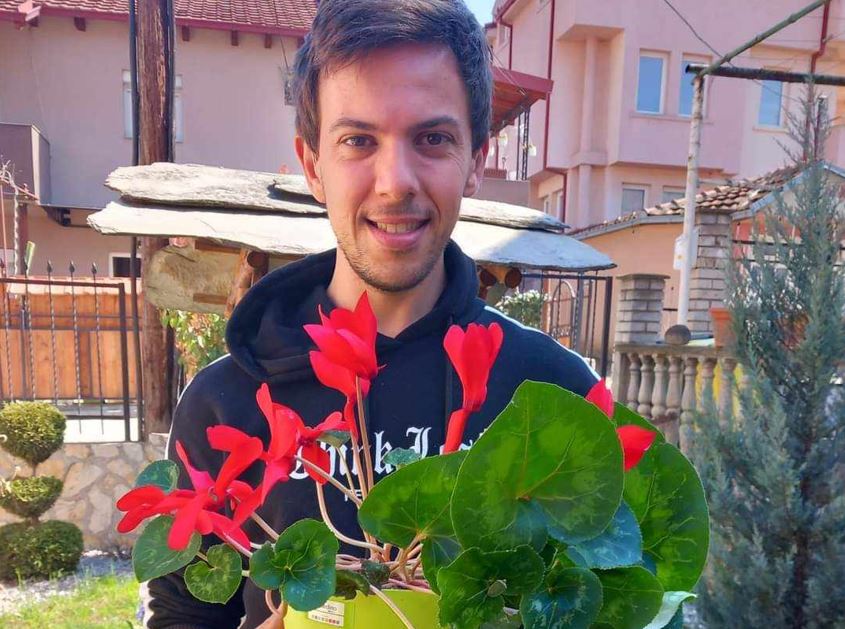 Хуманост пред се! Момче со оштетен слух продава цвеќиња за да му помогне на момче кое боледува од канцер