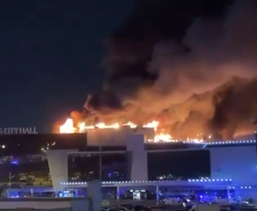ВИДЕО Во пламен зградата во Москва која беше нападната!