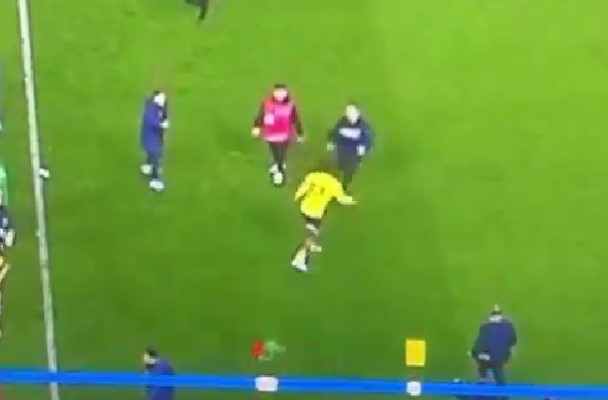 ВИДЕО Невиден хаос во Турција на дербито на кое Барди даде гол! Фудбалер нокаутираше навивач