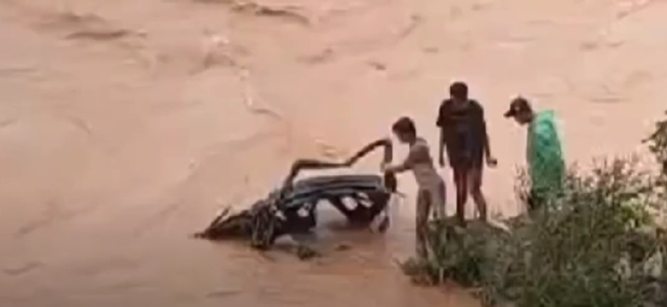 Најмалку 26 лица загинаа, 11 се водат за исчезнати во лизгање на земјиште во Суматра