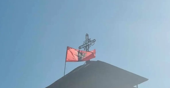 Албанско знаме поставено на црква на тетовско Кале