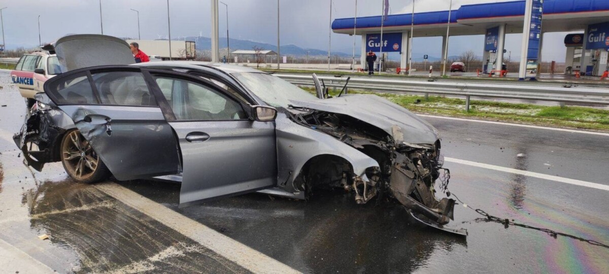 Со „бмв“ вчера се забил во бензиска пумпа кај Гевгелија