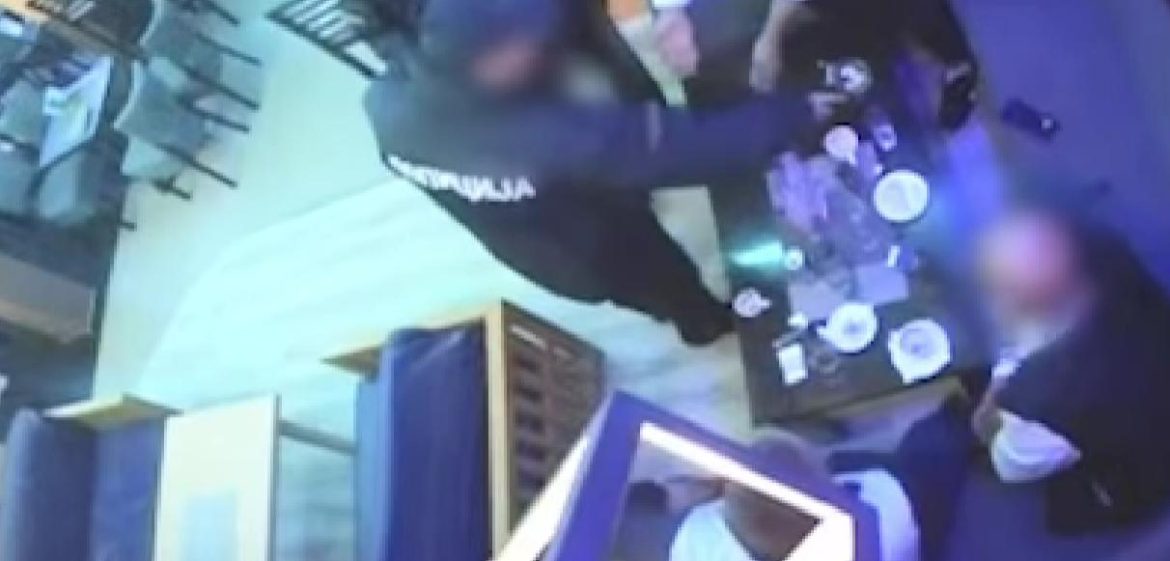 ВИДЕО Полицајци од Кривогаштани ќе добијат дисциплинска, со оружје им мавтале, а тие не реагирале