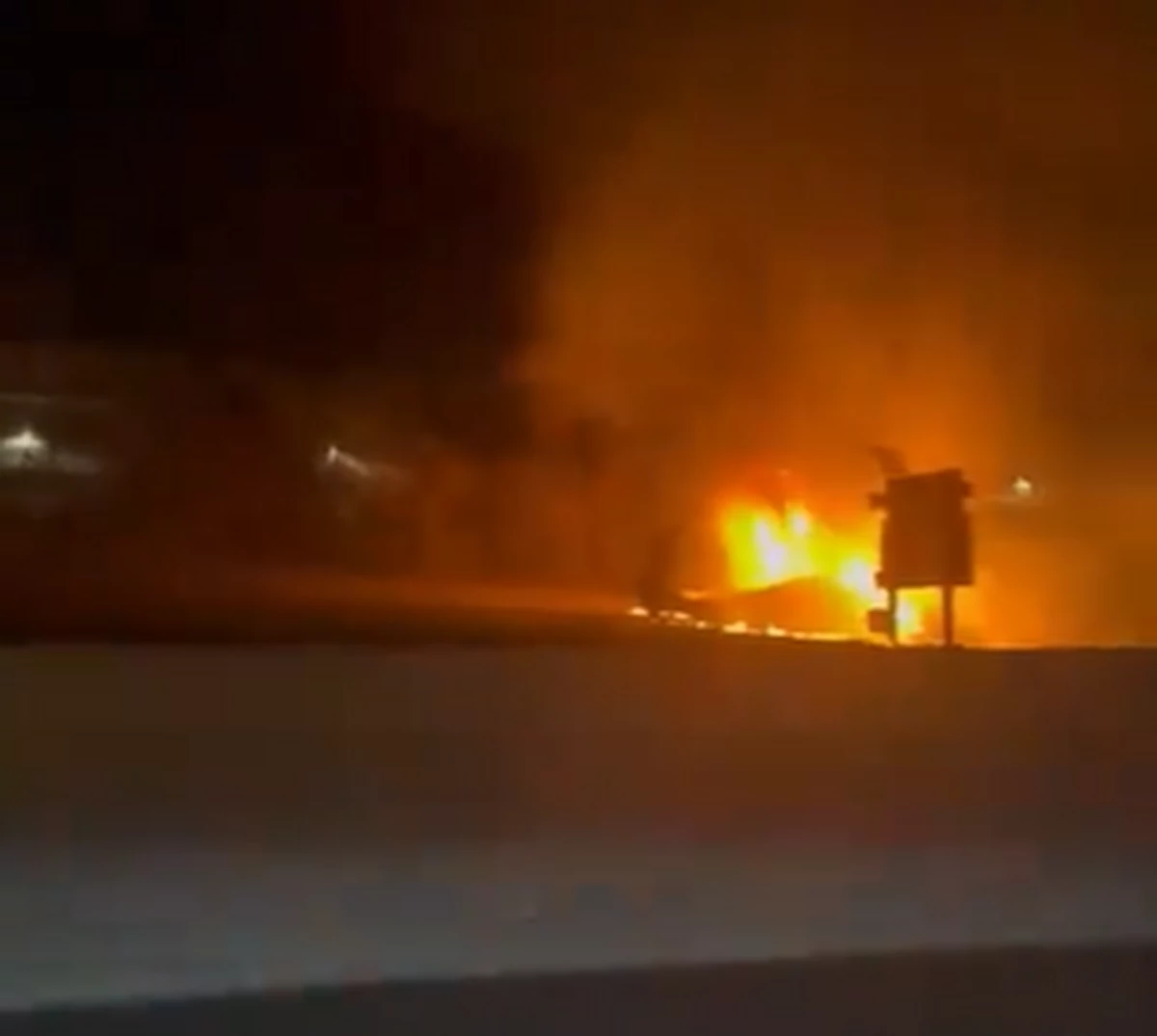 ВИДЕО Авион се урна на автопат во Нешвил, се сомнева дека сите загинале