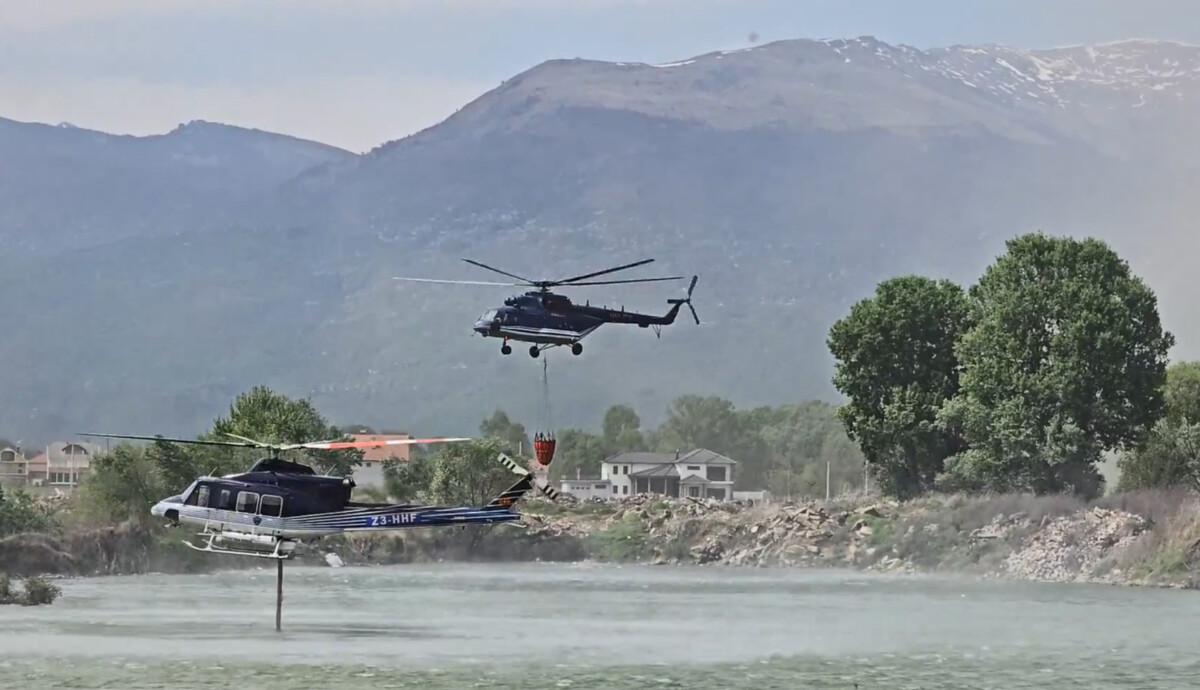 Хеликоптерите на МВР исфрлија над 50 тони вода врз пожарот во атарот на село Селце