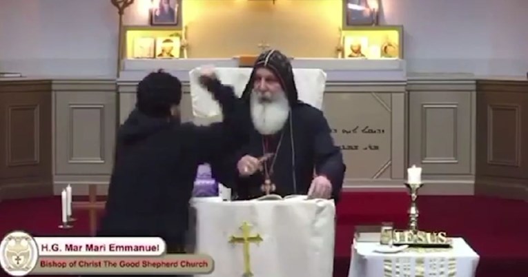 ВИДЕО Свештеник во Сиднеј избоден за време на служба