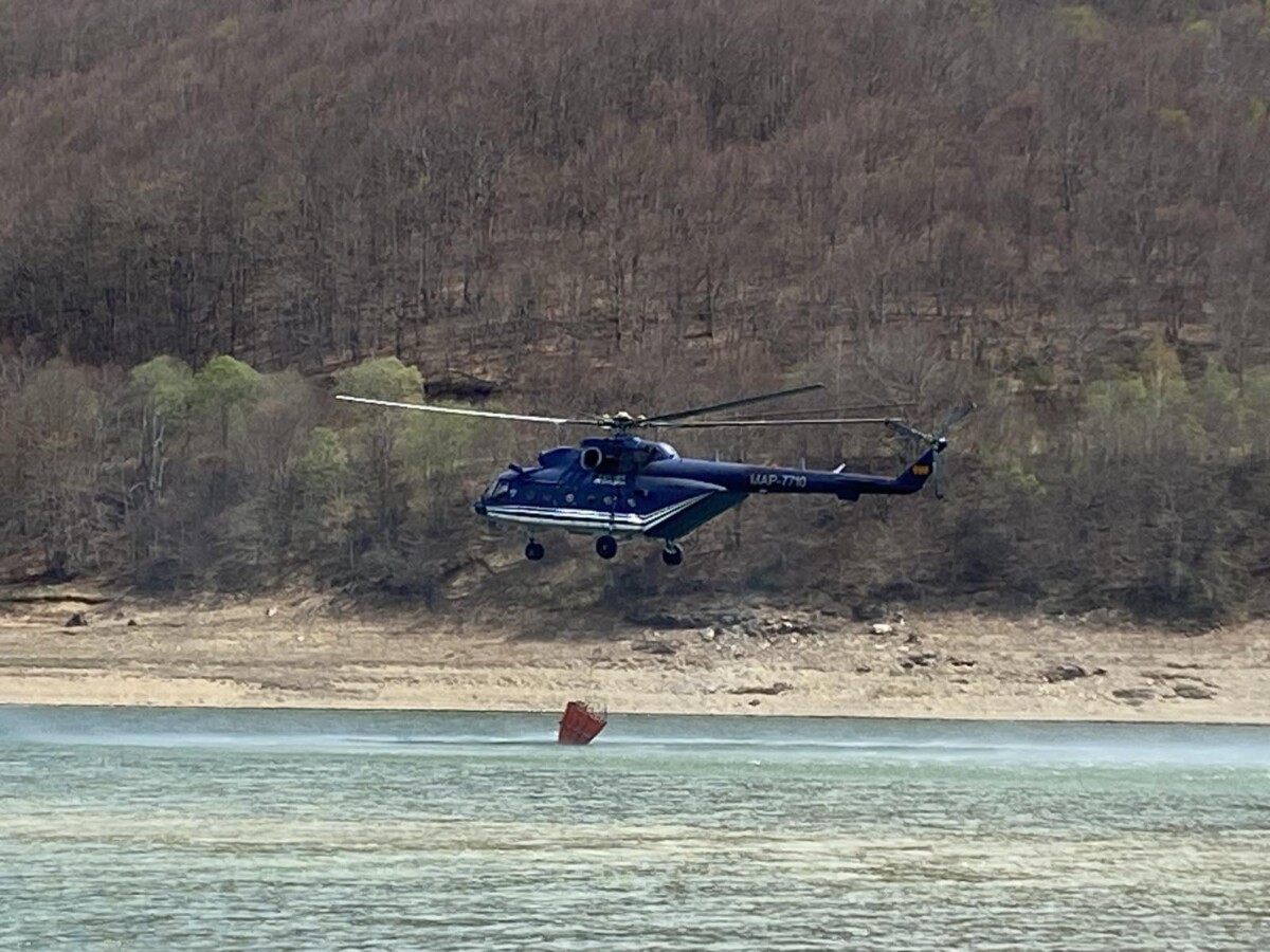 Полицискиот хеликоптер исфрли над 15 тони вода, локализиран пожарот во атарот на село Жировница