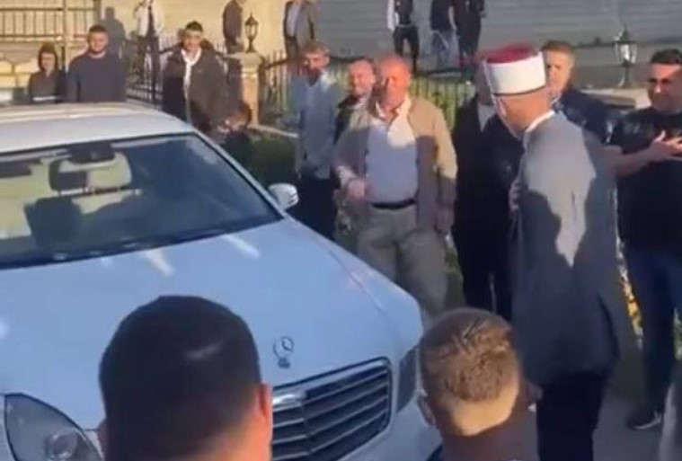 (ВИДЕО) Рамазански подарок ,,мерцедес’’ за оџата од Арачиново