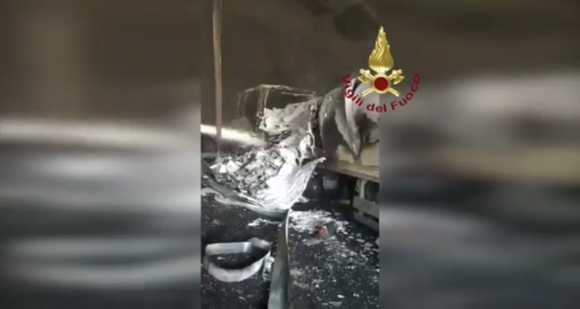 ВИДЕО: Објавено видео, погледнете што остана од македонскиот автобус по несреќата во Италија, едно лице загина