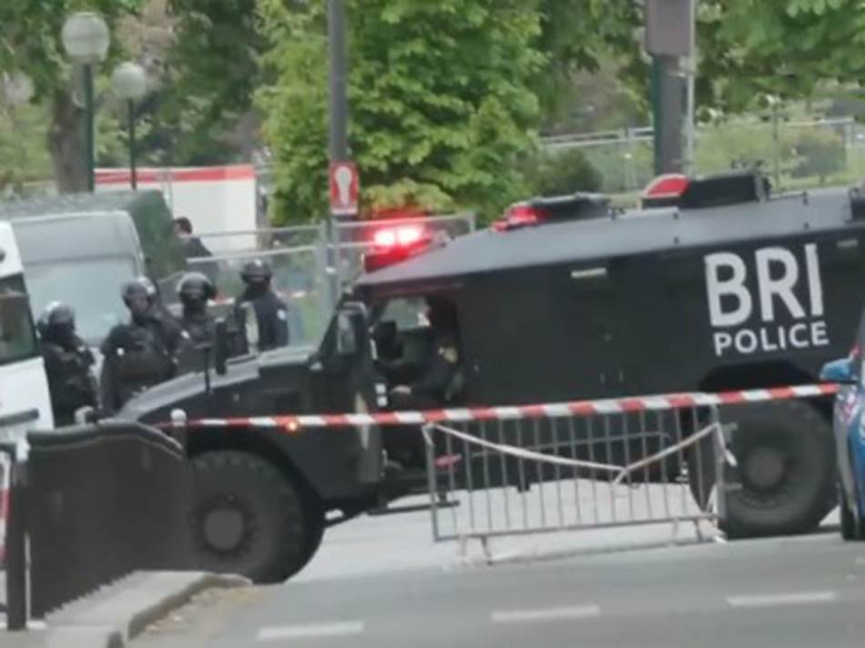 ВИДЕО ПОЛИЦИЈАТА ГО БЛОКИРШЕ ПАРИЗ! Маж влезе во иранскиот конзулат, се заканува дека ќе се разнесе