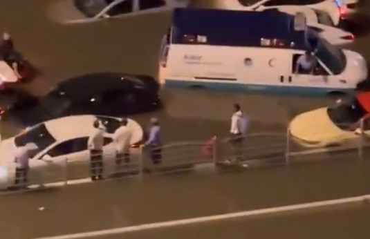 ВИДЕО: Поројни дождови создадоа поплави во ОАЕ – улиците целосно под вода!