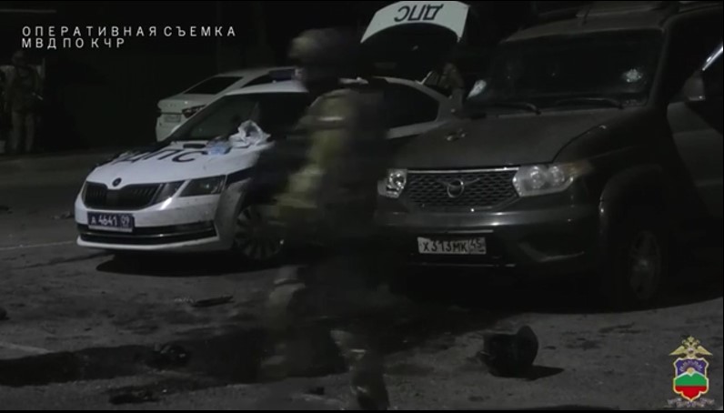 ВИДЕО ТЕРОРИСТИЧКИ НАПАД ВО РУСИЈА: Фрлиле експлозивна направа кон полицијата, има мртви