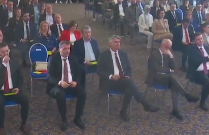 Ахмети на импровизирана седница го избра Села за претседател на Собранието, ги усвои и измените на Уставот!