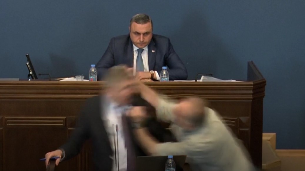 Хаос во Парламентот: Грузиските политичари се степаа за време на расправа за контроверзен закон