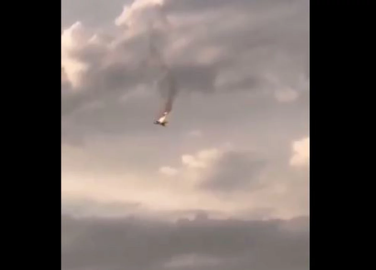 ВИДЕО Се сруши руски воен авион, пилотот се катапултирал