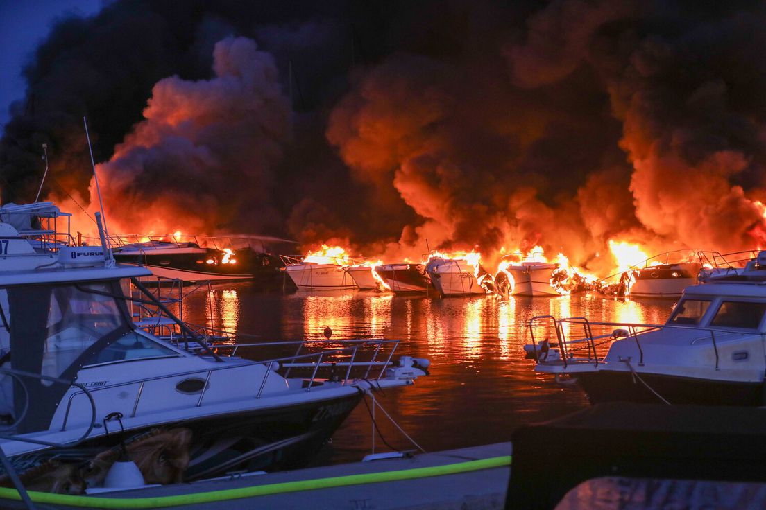 ФОТО Хаос на пристаниште во Хрватска, голем пожар голта се пред себе